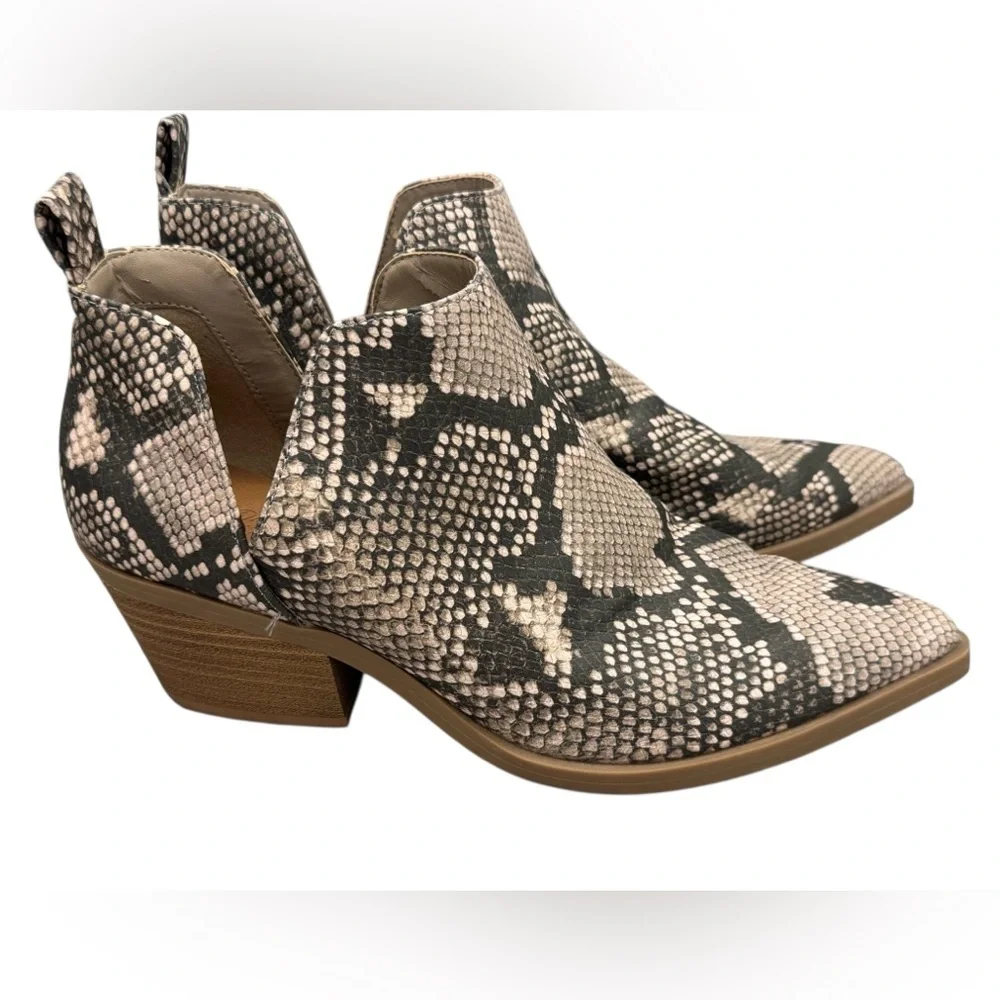 UNIVERSAL THREAD CARI GRAY SNAKE PRINT CUT OUT ANKLE BOOTIES BOOTS WOMENS SZ 7